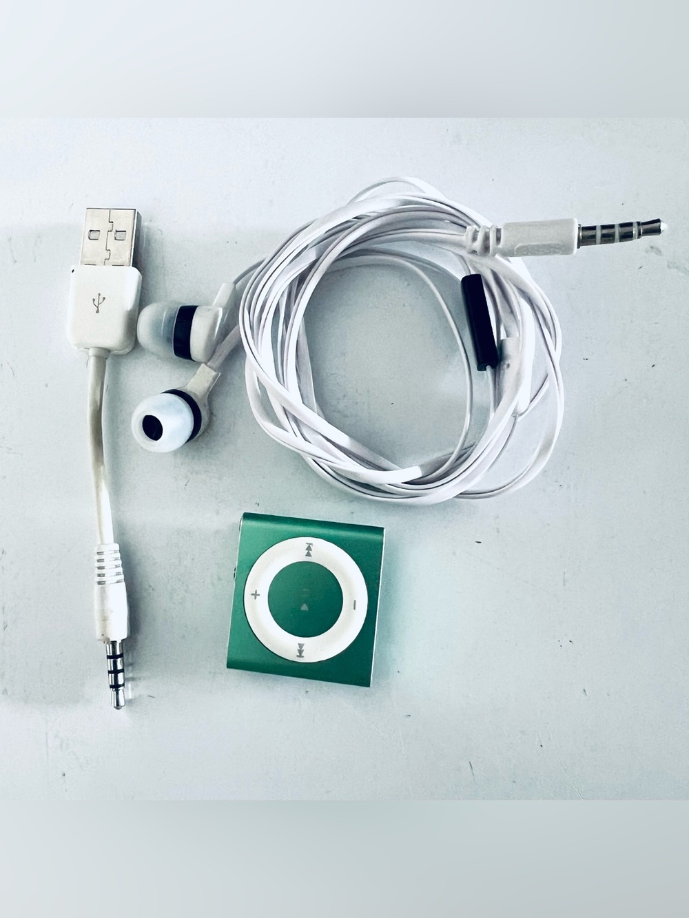 Apple iPod Shuffle 4th Generation 2GB Conditions in Working Great Like New